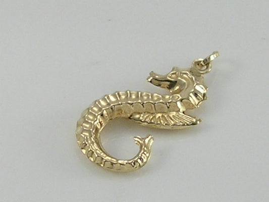 Vintage 3D 9ct Gold Seahorse Pendant