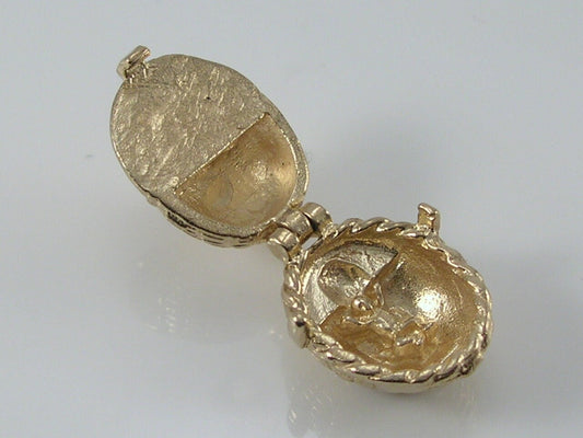 Vintage 3D 9ct Gold Baby In Basket Charm.   Opens