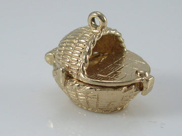Vintage 3D 9ct Gold Baby In Basket Charm.   Opens