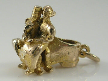 Vintage 3D 9ct Gold Movable Kissing Couple Dutch Clog Charm Pendant H/MK 1977