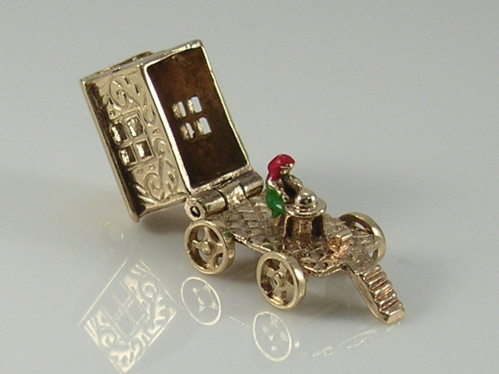 Vintage 3D 9ct Gold Movable Gypsy Caravan Charm Pendant. H/MK 1964 FM