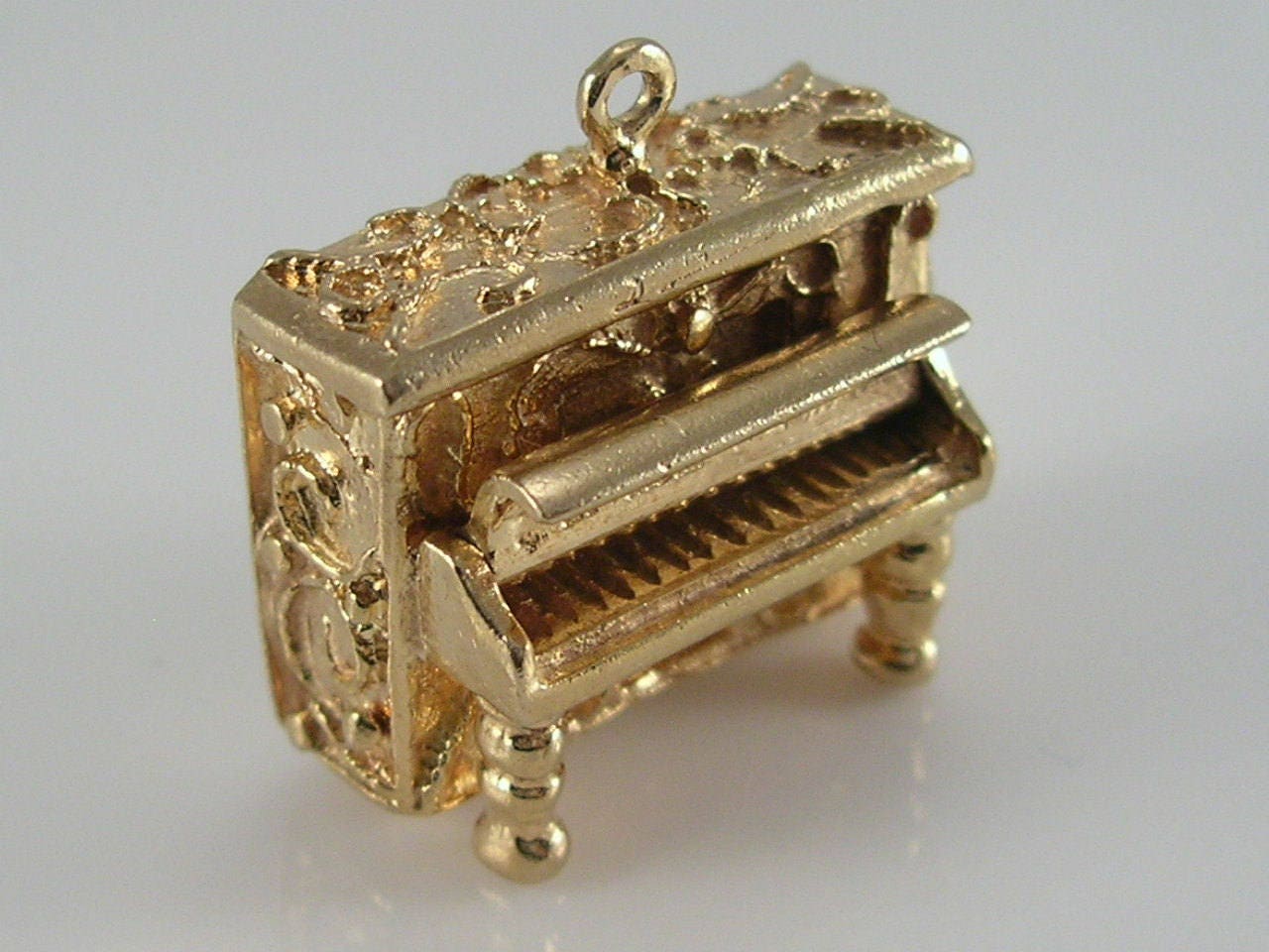 Vintage 3D Large Size 9ct Gold Movable Upright Piano Charm. H/MK 1968