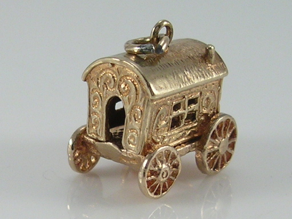 Vintage 3D 9ct Gold Gypsy Caravan Charm Pendant.H/MK 1972  Dublin