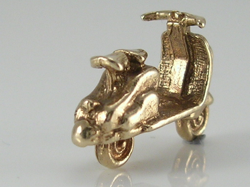 Vintage 3D 9ct Gold Vespa Moped Scooter Charm Pendant
