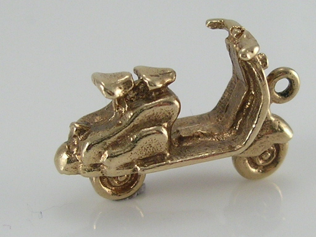 Vintage 3D 9ct Gold Vespa Moped Scooter Charm Pendant