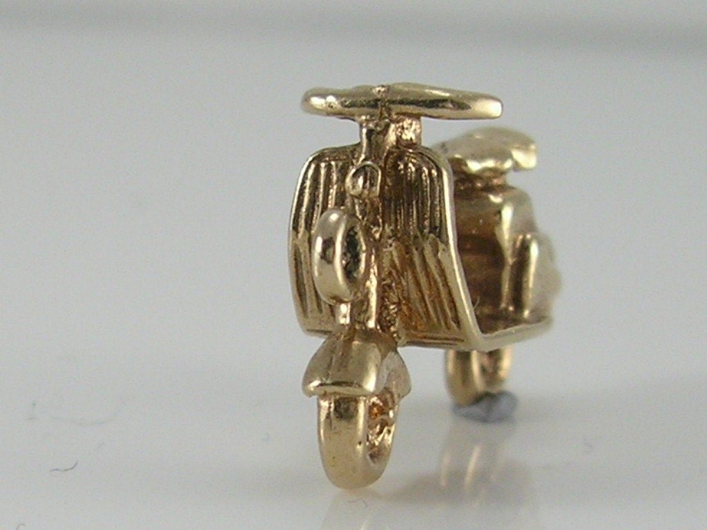Vintage 3D 9ct Gold Vespa Moped Scooter Charm Pendant