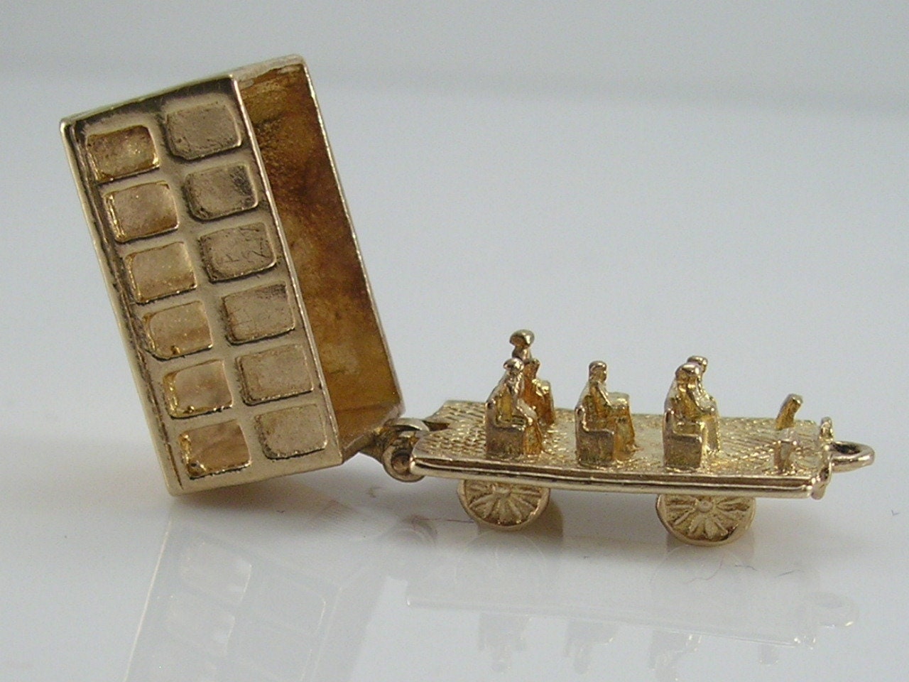 Vintage 9ct Gold Train Carriage Charm Pendant