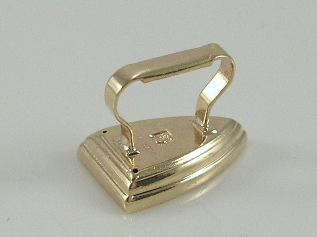 Vintage 3D 9ct Gold Laundry Iron charm. H/MK 1969
