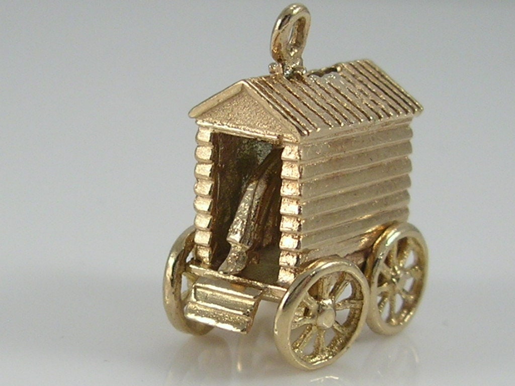 Vintage 3D 9ct Gold Victorian Beach Bathing Machine Beach Hut Charm Pendant H/MK 1971