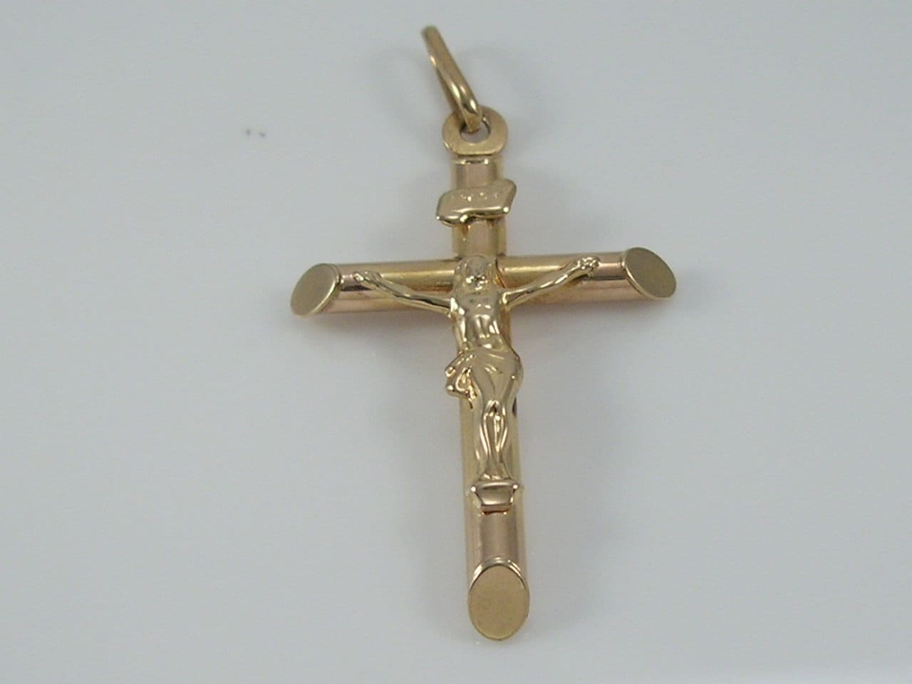 Vintage UnoAErre 9ct Gold Crucifix Cross pendant