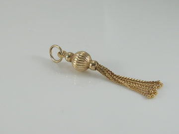Vintage UnoAerre 9ct Gold Tassle Pendant
