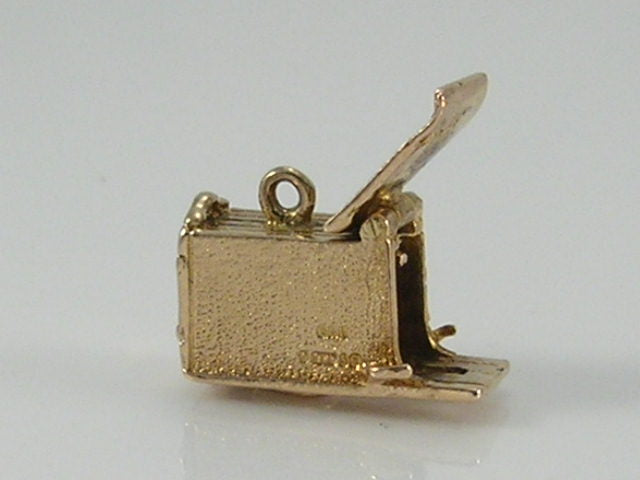 Vintage 3D 9ct Gold Greyhound in Trap Racing Charm - side