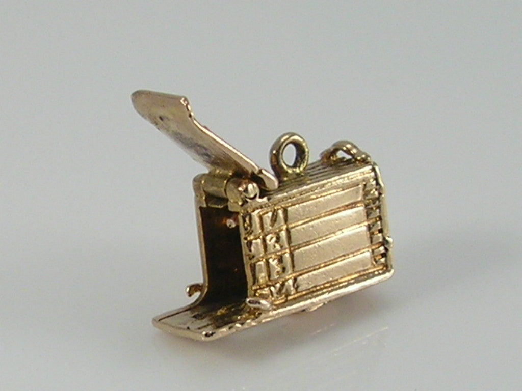 Vintage 3D 9ct Gold Greyhound in Trap Racing Charm - side 2