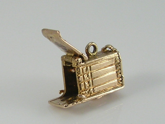Vintage 3D 9ct Gold Greyhound in Trap Racing Charm - side 2