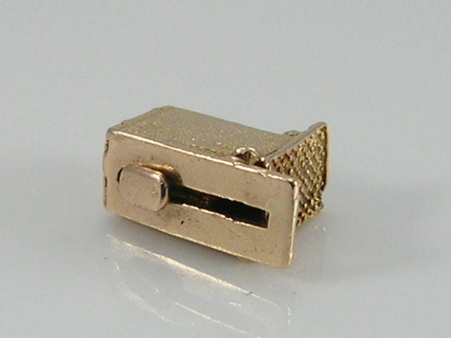 Vintage 3D 9ct Gold Greyhound in Trap Racing Charm side 5