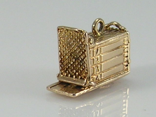 Vintage 3D 9ct Gold Greyhound in Trap Racing Charm - side 7